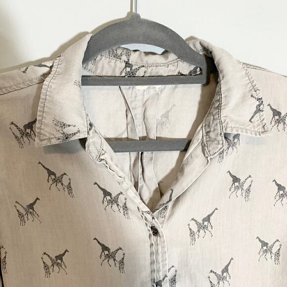 Jane and Delancey giraffe print long sleeve collared button down shirt top - Picture 3 of 9